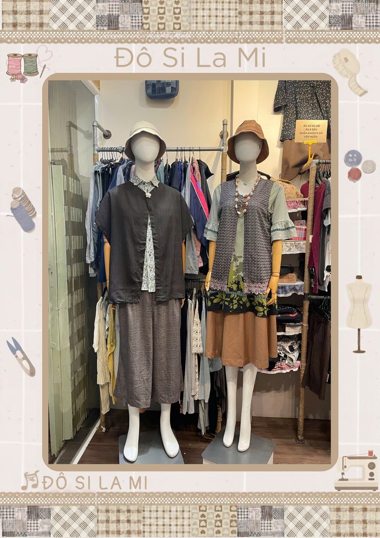 Trái: áo xanh rêu phối chân váy nâu; Phải: áo họa tiết chấm bi phối chân váy nâu, mũ bucket